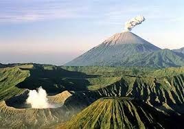 zdroj: http://kids.britannica.com/comptons/art-150359/Mount-Bromo-at-front-and-Mount-Semeru-at-back-are