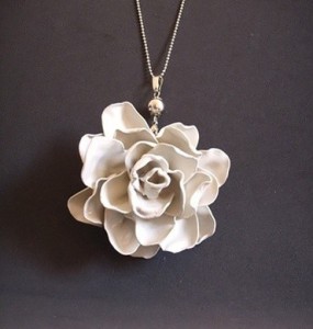 zdroj: http://www.handimania.com/diy/plastic-spoon-flower-necklace.html