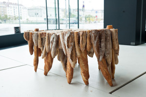 chlebový stolek