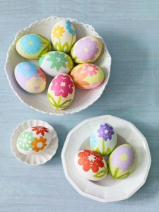 vajíčka ozdobena pomocí barevných papírů