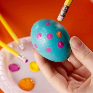 zdobení vajíček pomocí tužky s gumou