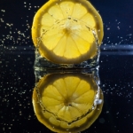 Proč byste měli pít citrónovou vodu po ránu