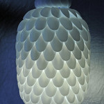 Originální svítidlo vyrobené z plastových lžiček
